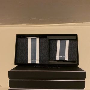 This men’s Michael Kors leather trifold wallet in an admiral blue brand new.